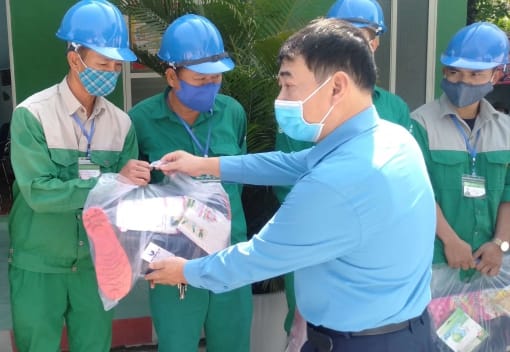 Công đoàn ngành Xây dựng tặng quà CNLĐ làm việc ở tuyến đầu trong công tác phòng dịch bệnh Covid-19