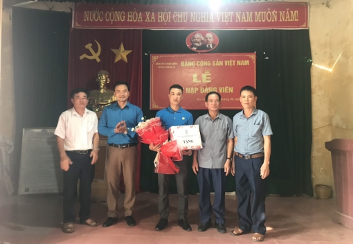 LĐLĐ huyện dự trao quà cho Công nhân Thái Văn Học - đoàn viên Công ty TNHH đồ chơi thông minh Sunvigor Việt Nam