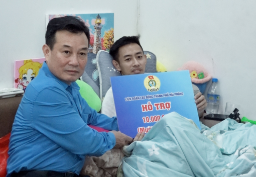 Liên đoàn Lao động thành phố và Công đoàn phường Kiến An thăm, tặng quà đoàn viên có hoàn cảnh khó khăn