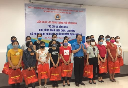 Công đoàn ngành Công thương Hải Phòng: Tiếp nhận trợ cấp và quà tặng của LĐLĐ thành phố cho 115 CNLĐ có hoàn cảnh khó khăn do ảnh hưởng của dịch bệnh Covid-19