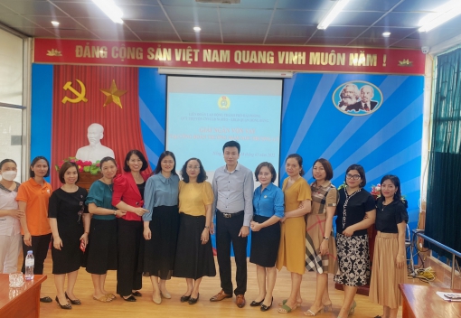 Quỹ Trợ vốn CNVCLĐ  nghèo Liên đoàn Lao động thành phố tổ chức giải ngân vốn vay tại quận Hồng Bàng