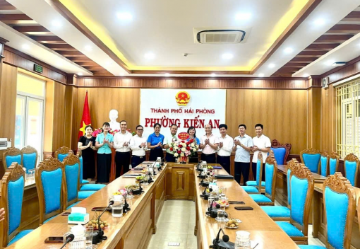 Các đồng chí lãnh đạo Đảng ủy – HĐND – UBND – UBMTTQVN phường Kiến An chúc mừng Công đoàn phường nhân kỷ niệm 96 năm Ngày thành lập Công đoàn đoàn Việt Nam