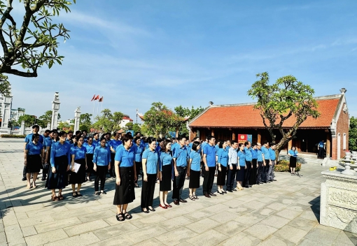 Đoàn đại biểu LĐLĐ thành phố Hải Phòng dâng hương tại Nhà tưởng niệm đồng chí Nguyễn Đức Cảnh nhân kỷ niệm 94 năm Ngày thành lập Công đoàn Việt Nam