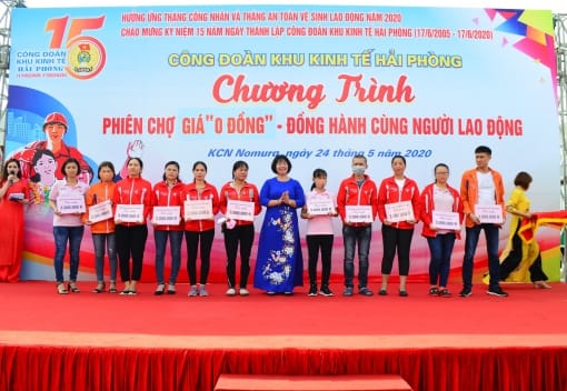 Đ/c Phạm Thị Hằng - Chủ tịch Công đoàn Khu Kinh tế trao tặng trợ cấp cho CNLĐ có hoàn cảnh khó khăn