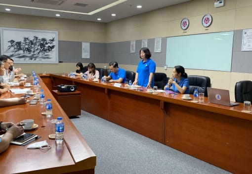 Bà Phạm Thị Hằng, Chủ tịch Công đoàn Khu Kinh tế chủ trì Hội nghị