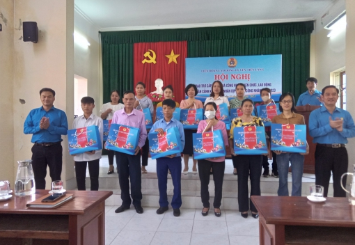 Liên đoàn Lao động huyện Tiên Lãng tổ chức trao trợ cấp, tặng quà cho CNVCLĐ khó khăn nhân dịp Tháng Công nhân 2023