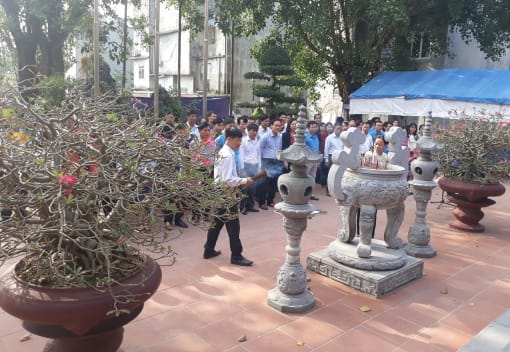 Liên đoàn Lao động huyện tổ chức đi dâng hương tại khu tưởng niệm Nguyễn Đức Cảnh