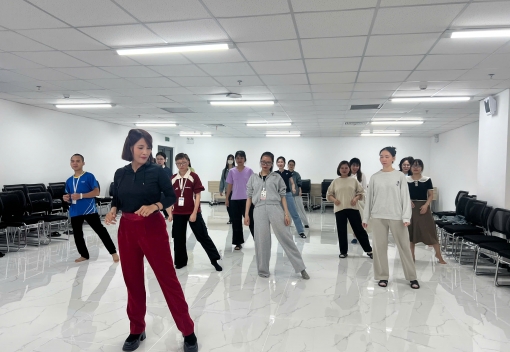 Khai giảng lớp nhảy hiện đại đầu tiên cho công nhân khu công nghiệp ở Hải Phòng