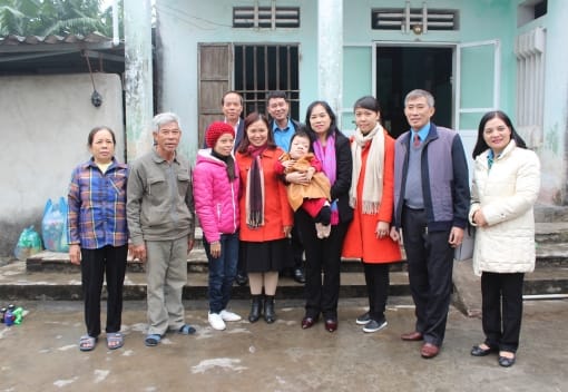Lãnh đạo Liên đoàn Lao động thành phố thăm, tặng quà chị Nguyễn Thị Hòa - tấm gương khuyết tật tiêu biểu của thành phố