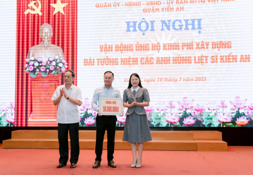 Liên đoàn Lao động quận Kiến An  ủng hộ kinh phí xây dựng Đài tưởng niệm các anh hùng Liệt sỹ quận Kiến An